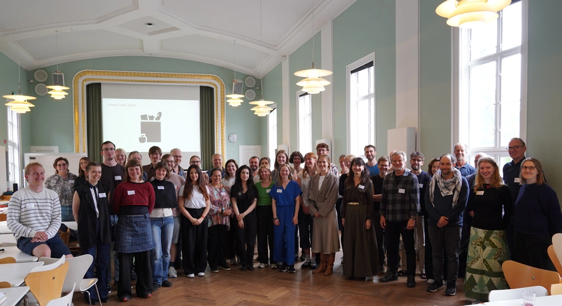 42 af rådets 59 medlemmer på det første møde